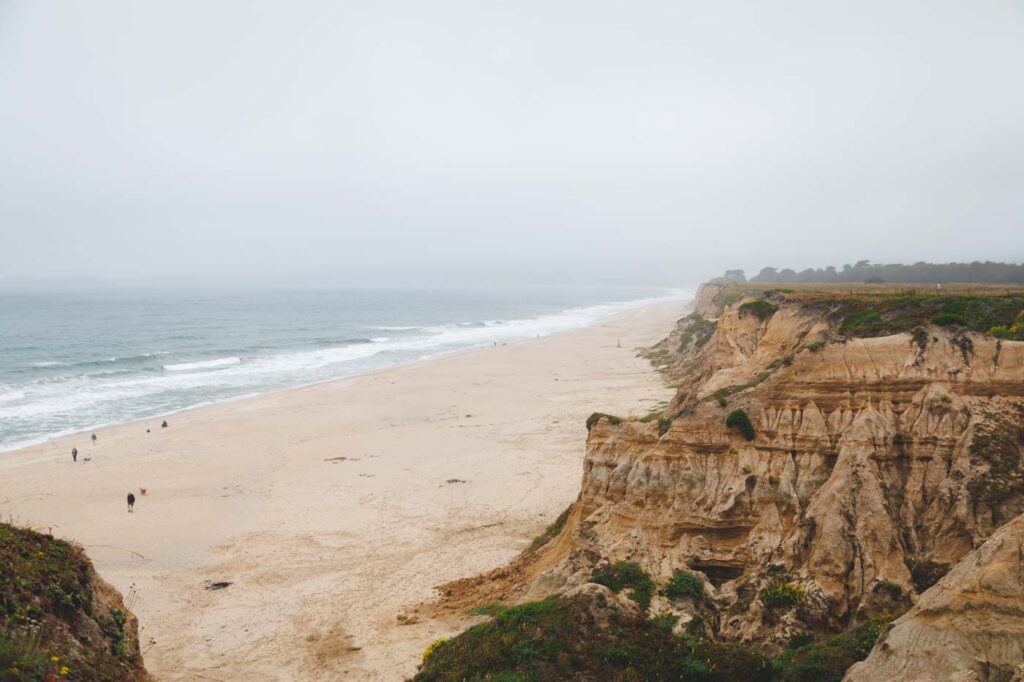 View over an almost empty Redondo Beach near Half Moon Bay in dreary weather.