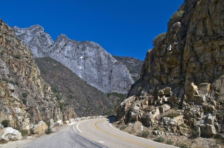 Road through Kings canyon national park